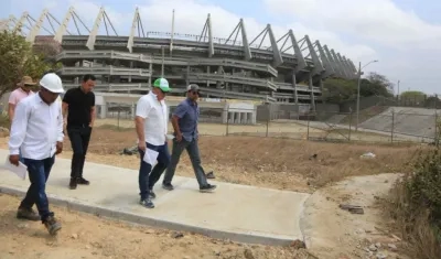 Alejandro Char recorre los alrededores del estadio. 