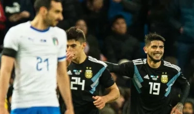 Ever Banega celebra su anotación. 