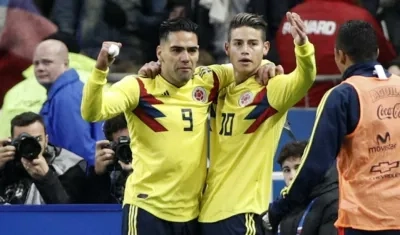 Falcao García celebra con James Rodríguez el gol del empate. 