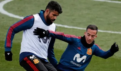 Lucas Vásquez pelea la pelota con Diego Costa. 