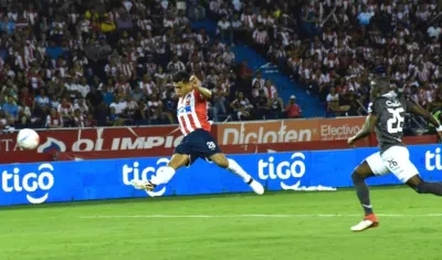 Teófilo Gutiérrez remata para anotar el tercer gol juniorista.