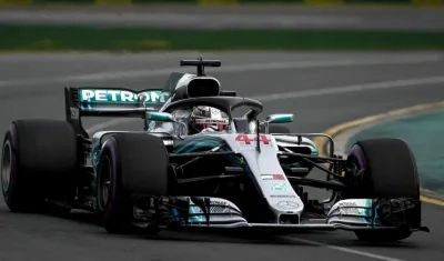 Lewis Hamilton, abordo de su monoplaza. 