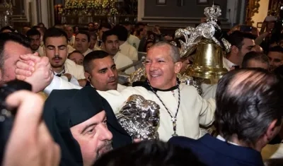 El actor Antonio Banderas al inicio de su participación en una procesión en Málaga.