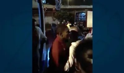 Juan Camilo Angulo increpa a un hincha. 