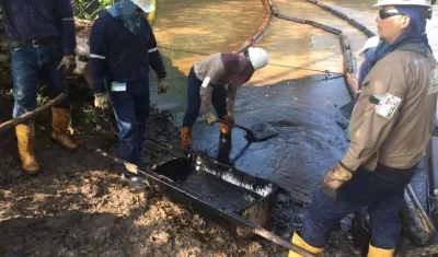 Técnicos de Ecopetrol intentando controlar el derrame.