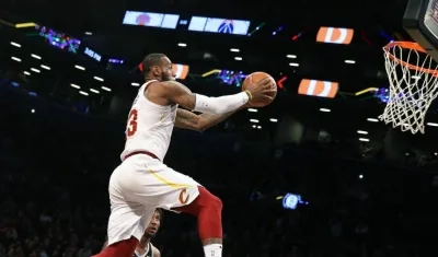 LeBron James anotó con esta clavada. 