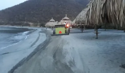 La limpieza de las playas fue liderada por la oficina de turismo del Distrito.