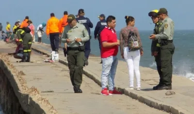 Visitantes son retirados del viejo Muelle, debido al peligro que representa la estructura.