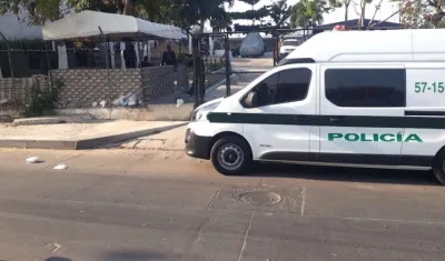 El vehículo de la Policía con los capturados en su interior, en la puerta de la Cárcel.