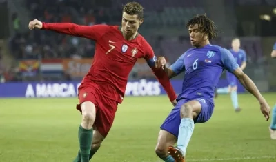 Cristiano Ronaldo en una acción ante Holanda. 