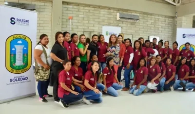 Un total de 45 mujeres que se dedicaban al reciclaje comenzaron un programa de capacitación en técnicas de belleza