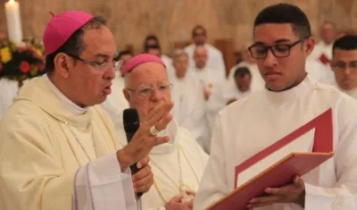 Pablo Emiro Salas Anteliz, Arzobispo de Barranquilla, y Monseñor Víctor Tamayo, Obispo Auxiliar Émerito de Barranquilla.