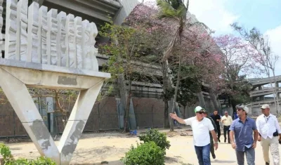 El Alcalde Alejandro Char inspecciona los alrededores del Estadio. 