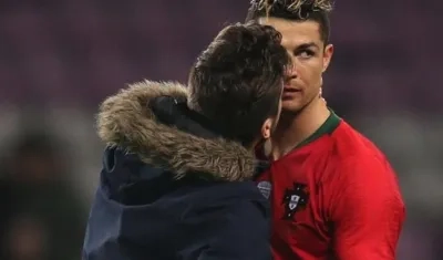 Momento en que el hincha le roba el beso a Cristiano Ronaldo. 
