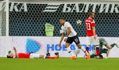 El jugador francés Kylian Mbappe (c) celebra el gol conseguido ante Rusia.