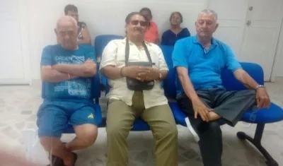 A la izquierda un paciente con sonda que no fue atendido.