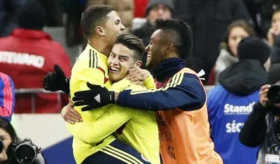 Juan Fernando Quintero celebra el gol del triunfo ante Francia con James Rodríguez y Miguel Ángel Borja.