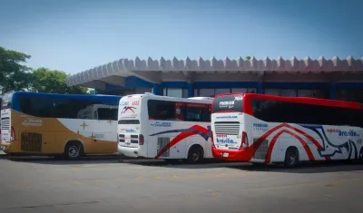 Buses de Brasilia y Unitransco en la terminal de transportes.