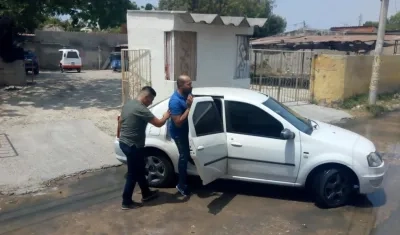 Marlon José Carrillo Borja saliendo de los juzgados. 