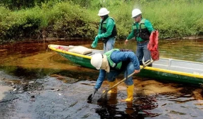 Personal de Ecopetrol atendiendo la emergencia ambiental en el Río Sogamoso.