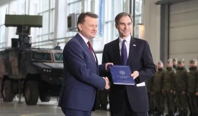 El ministro polaco de Defensa, Mariusz Blaszczak, y el embajador estadounidense en Polonia, Paul W. Jones. 
