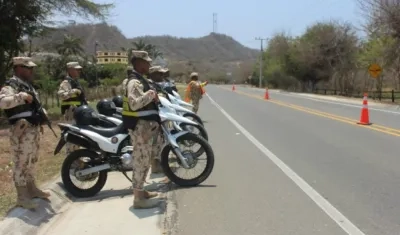 Soldados custodiando las vías de la Región Caribe.