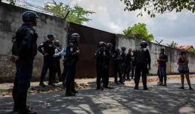 Policía tiene custodiada la entrada de la cárcel.