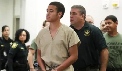 Zachary Cruz ingresando a la audiencia.