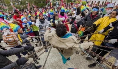 Jóvenes participan en la procesión de "Los Encadenados" en Nicaragua.