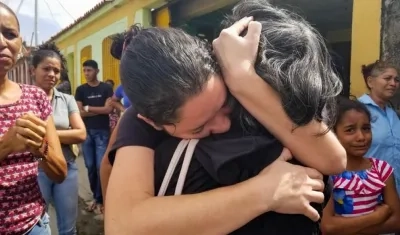 Familiares de presos del centro de reclusión de la Comandancia General de la Policía de Carabobo participan en el velatorio de sus parientes.