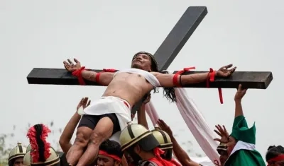 El penitente Rubén Enaje es crucificado por trigésimo segundo año hoy, 30 de marzo de 2018, en San Pedro Cutud (Filipinas). 