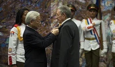 El líder del Partido Comunista de Vietnam, Nguyen Phu Trong, y el líder cubano Raúl Castro.