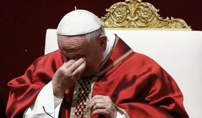 El papa Francisco preside los ritos del Viernes Santo durante la ceremonia de la Pasión del Señor en la basílica de San Pedro.