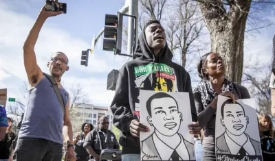 Afuera de la oficina del fiscal de distrito en Sacramento, California