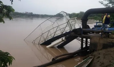 La creciente súbita del río Arauca terminó hundiendo la barcaza donde estaban las bombas sumergibles.