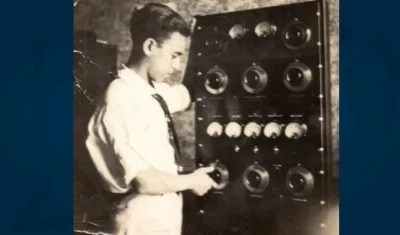 Donaldo Molinares, frente a la consola de La voz de Barranquilla (1929)