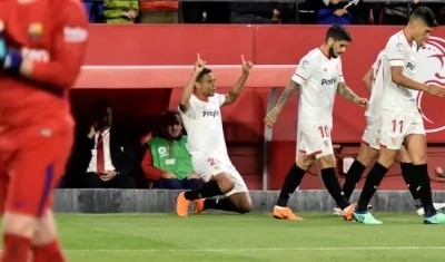 El delantero colombiano del Sevilla FC Luis Muriel celebra su gol, segundo del equipo ante el FC Barcelona