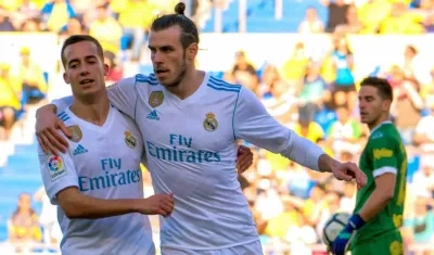 Lucas Vázquez y Gareth Bale celebran uno de los goles. 