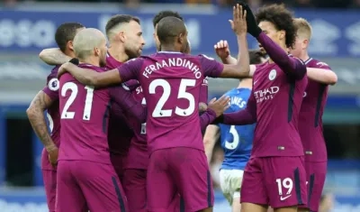 Jugadores del Manchester City celebran una de las anotaciones. 