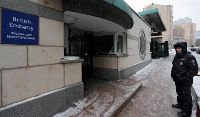 Un guardia ruso permanece afuera de la embajada británica en Moscú.