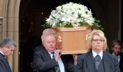 El féretro de roble con los restos de Hawking fue cubierto con un ramo de lirios blancos.