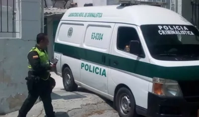 Momentos que la Sijin de la Policía salía de la clínica donde falleció el turista extranjero.