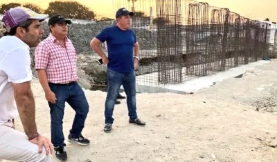 El Alcalde Alejandro Char en el puente de Barlovento.