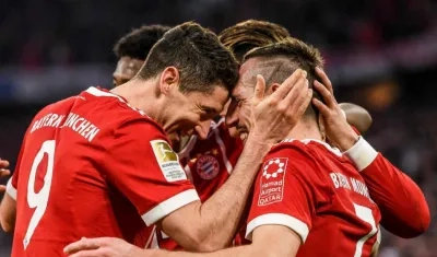 Jugadores del Bayern celebran por la victoria. 