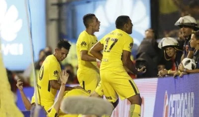 Jugadores de Boca Juniors celebran un gol. 