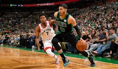 Acción del juego entre Celtics y Raptors. 