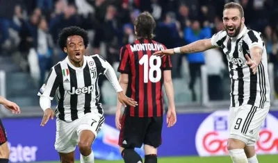 Juan Guillermo Cuadrado celebra un gol con Gonzalo Higuaín. 