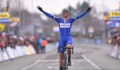 Niki Tepstra celebra el triunfo en Flandes. 