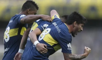 Pablo Pérez festeja con Pavón y Fabra el gol de la victoria. 