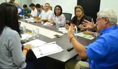 El alcalde Joao Herrera en reunión con su equipo de colaboradores.